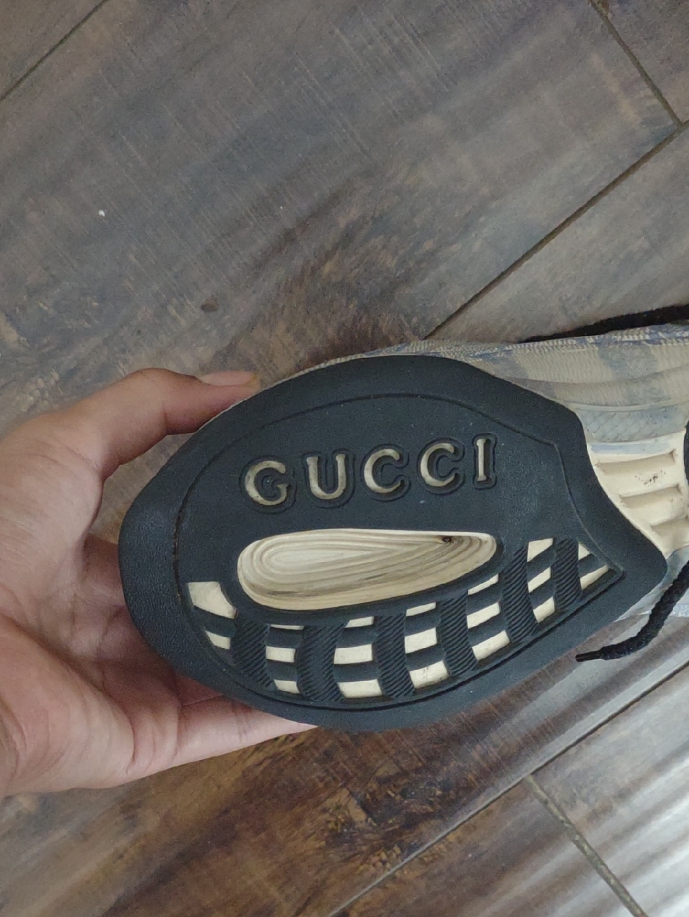 Gucci Run Low-Top Sneaker in Beige and Black Accents - Picture 3 of 7